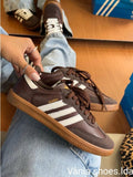 Adidas Samba Castanho/Branco – Estilo Clássico com Elegância Natural