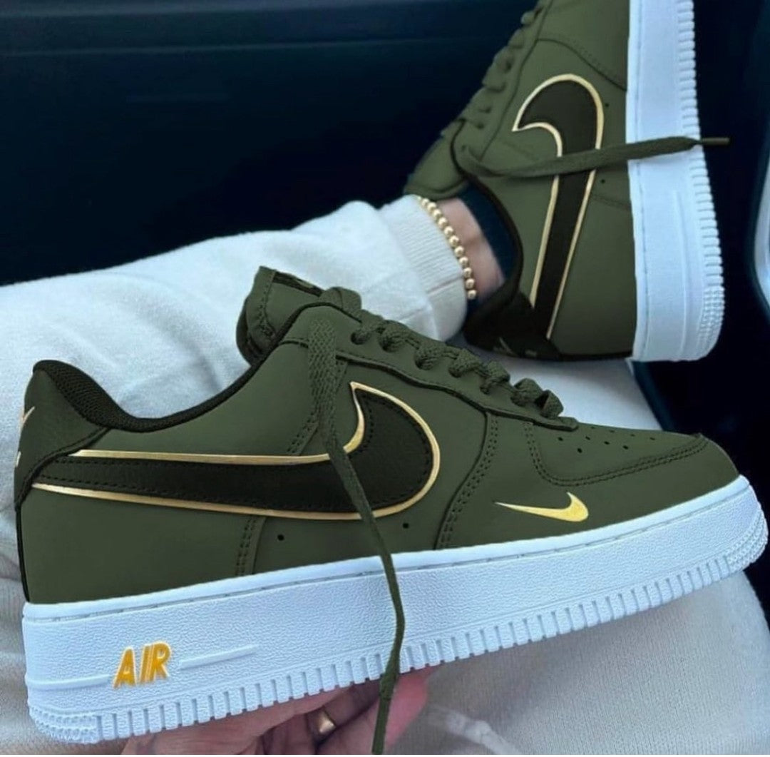 Nike Air Force 1 Verde Militar com Detalhes Dourados
