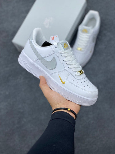 Nike Air Force 1 – Branco, Cinzento & Dourado